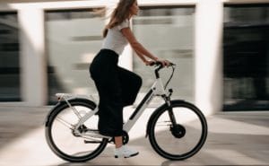 Frau mit schwarzem E-Bike